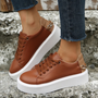 Weiße Ledersneaker mit Metallkette - ComfortStep