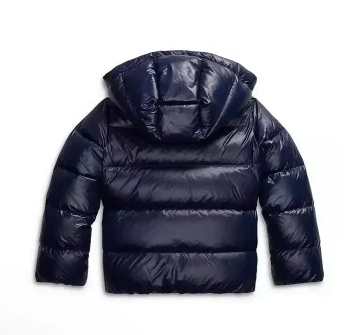 Marineblauw glanzend gewatteerd jack met capuchon, achteraanzicht op een witte achtergrond 6