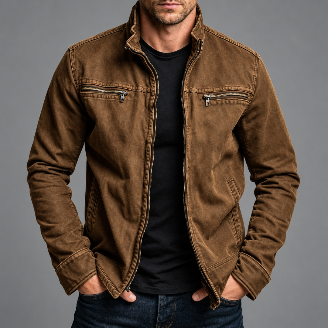 Bruine uitvoering van de gewassen jack met ritszakken, open gedragen over een zwart shirt 6