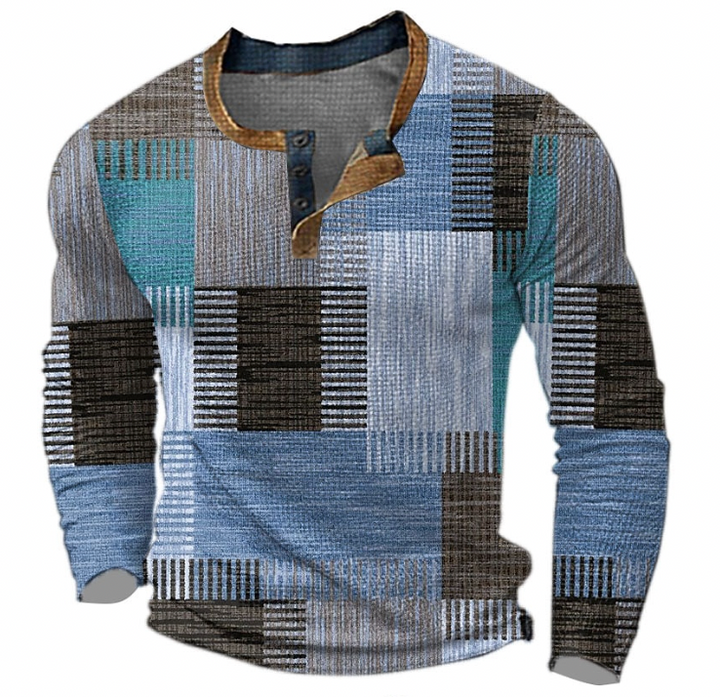Voorkant van dezelfde trui in blauwe tinten met bruine en turquoise blokken en een bruine kraagrand met knopen. 3