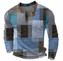 Voorkant van dezelfde trui in blauwe tinten met bruine en turquoise blokken en een bruine kraagrand met knopen. 3