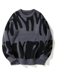 Grijze gebreide sweater met zwart abstract patroon, plat van voren gefotografeerd 1