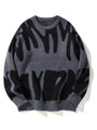 Grijze gebreide sweater met zwart abstract patroon, plat van voren gefotografeerd 1