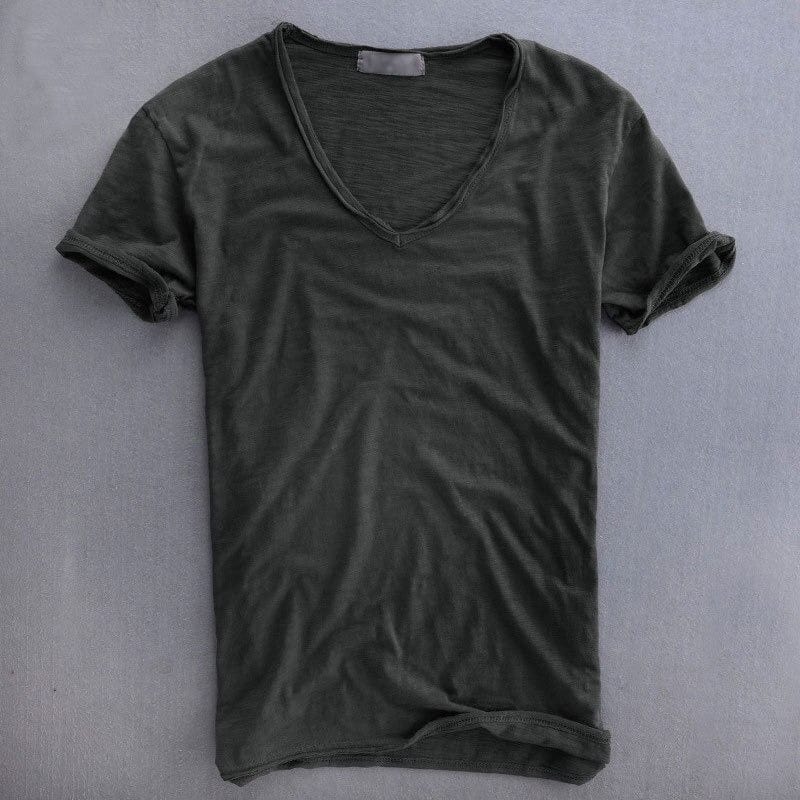 Voorkant van het shirt in donkergrijs op een grijze ondergrond, met V-hals en een lichte, slubbige stofstructuur. 4
