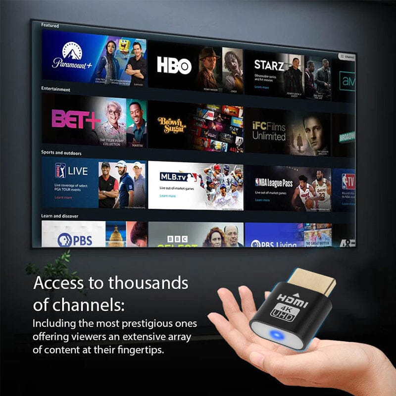 Dongel in een open hand voor een tv-scherm met een overzicht van streamingkanalen en sportzenders. 5