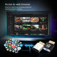 Zwarte en zilverkleurige dongel naast elkaar onder een tv waarop een videosite in de browser draait, omringd door app-pictogrammen. 6