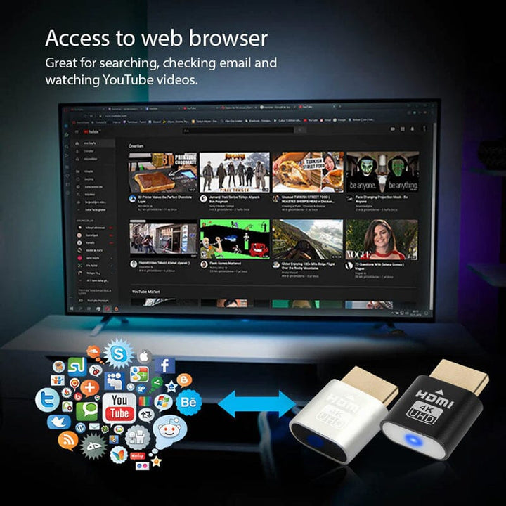 Zwarte en zilverkleurige dongel naast elkaar onder een tv waarop een videosite in de browser draait, omringd door app-pictogrammen. 6