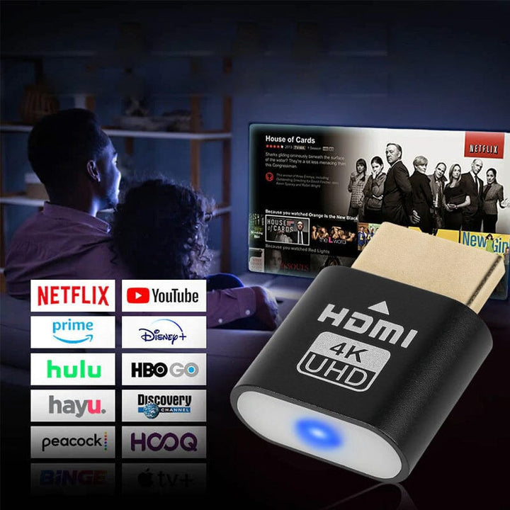Stel op de bank kijkt naar een tv-serie, met de dongel op de voorgrond en logo's van streamingdiensten links. 8