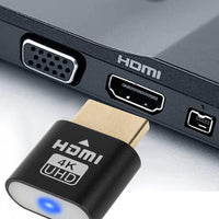 Close-up van de dongel vlak voor de HDMI-poort van een laptop, naast een VGA-aansluiting. 3