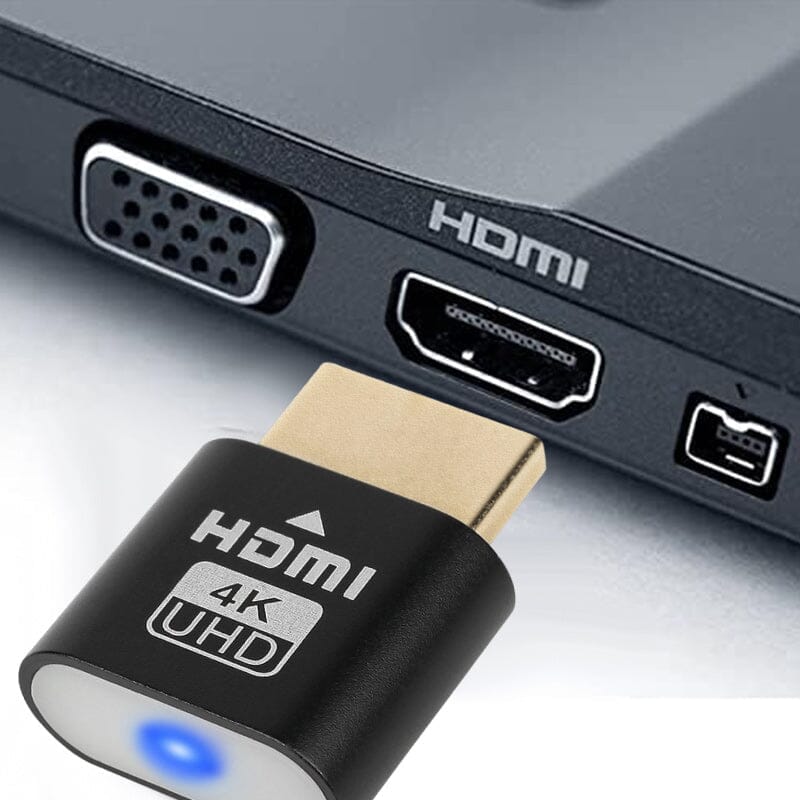 Close-up van de dongel vlak voor de HDMI-poort van een laptop, naast een VGA-aansluiting. 3