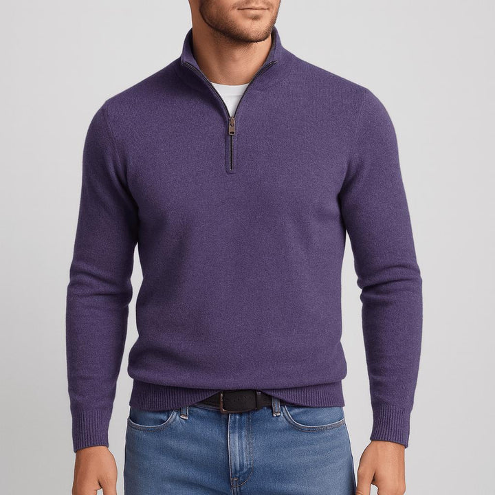 Man draagt een paarse trui met halve ritssluiting, wit shirt eronder, donkere riem en spijkerbroek. 8