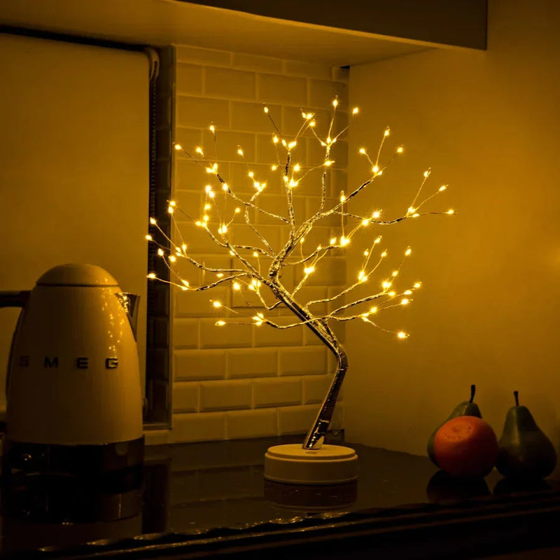 Brandende boomlamp op een keukenblad naast een waterkoker en twee peren met een sinaasappel 5
