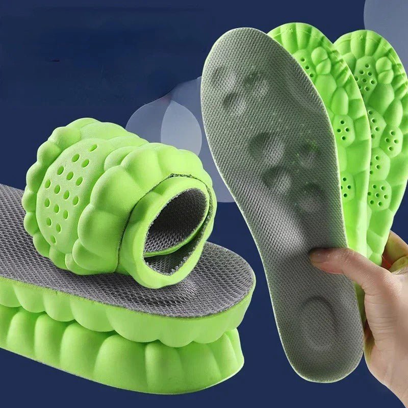 Inlegzolen met groene schuimzool en grijze gaasstoffen bovenkant, deels opgerold, een exemplaar in de hand gehouden. 3