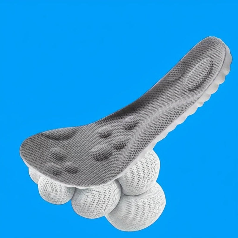 Grijze inlegzool met gaasbovenkant en geprofileerde drukpunten, schuin geplaatst boven een stapel ronde witte schuimbollen op blauwe achtergrond. 7