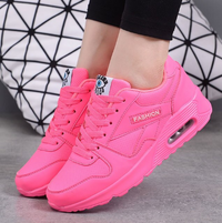 Felroze sneakers met veters en luchtkussen in de hak, gedragen door een model 3