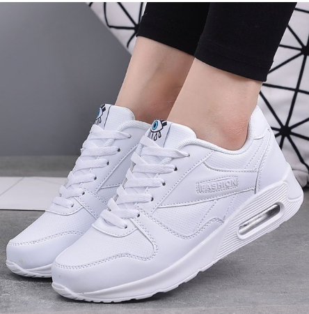 Witte sneakers met veters en luchtkussenzool, gedragen door een model met zwarte legging 9