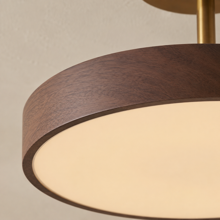 Close-up van de donkere houtlook rand met zichtbare nerf, het lichtgevende diffusorvlak en de goudkleurige steun. 8