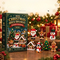 Doos met zes figuurtjes ervoor op een houten verhoging: kerstman, rendier, sneeuwpop, huisje, pinguïn, kerstboom en peperkoekmannetje. 9