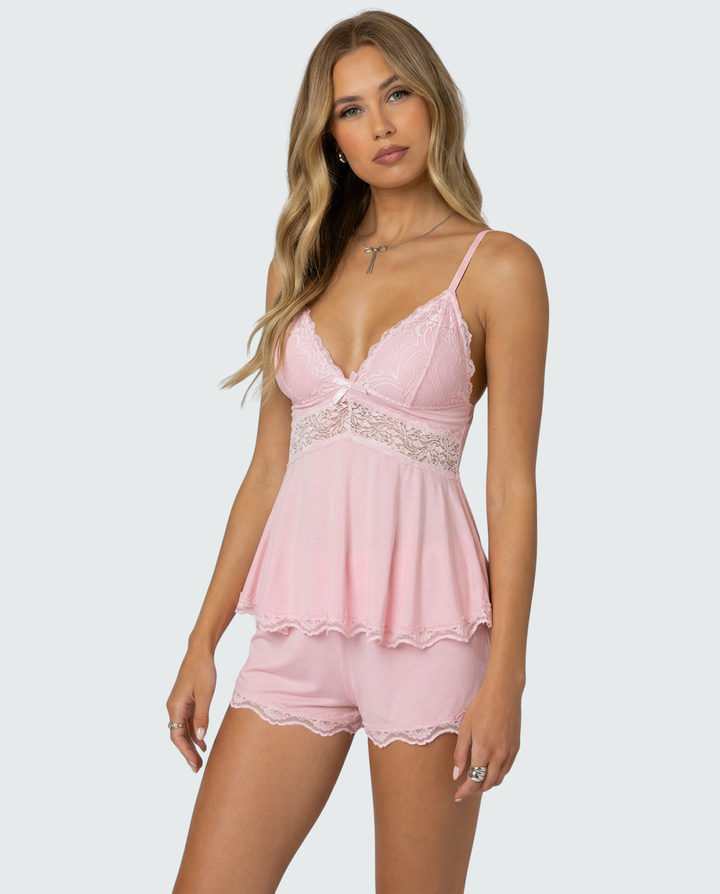 Roze kanten cami en shorts gedragen door een model, schuin van voren gezien 2