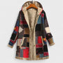 Geopende parka op hanger met kleurrijk patchworkprint in rood, blauw en geel, met knoopsluiting en teddyvoering 5