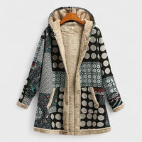 Geopende parka op hanger met zwart-wit patchworkprint van stippen en motieven, met beige teddyvoering 4