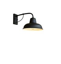 Zwarte wandlamp met gebogen arm, rechthoekige muurplaat en koepelvormige kap met lichte binnenkant, vrijgesteld op een witte achtergrond. 1