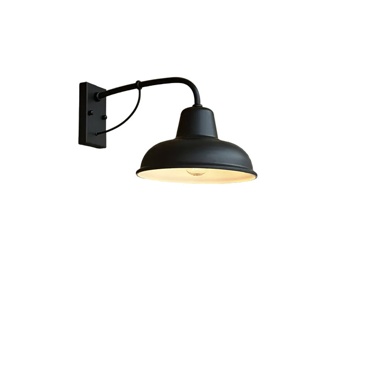 Zwarte wandlamp met gebogen arm, rechthoekige muurplaat en koepelvormige kap met lichte binnenkant, vrijgesteld op een witte achtergrond. 1