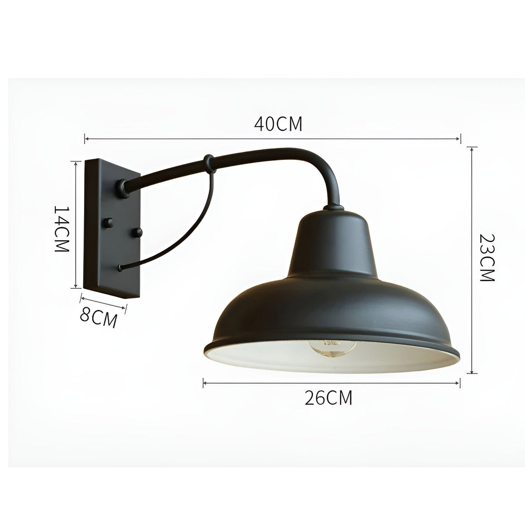 Zwarte wandlamp met maatvoering in centimeters voor muurplaat, armlengte, kapdiameter en totale hoogte, tegen een lichte achtergrond. 9