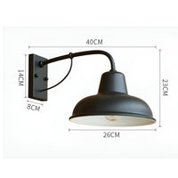 Zwarte wandlamp met maatvoering in centimeters voor muurplaat, armlengte, kapdiameter en totale hoogte, tegen een lichte achtergrond. 9
