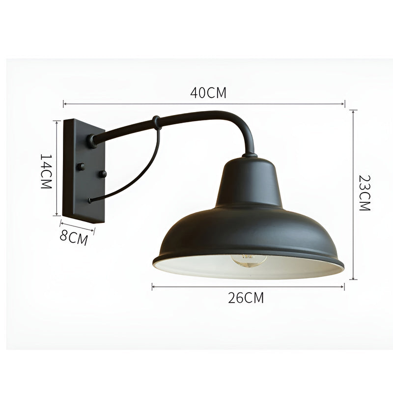 Zwarte wandlamp met maatvoering in centimeters voor muurplaat, armlengte, kapdiameter en totale hoogte, tegen een lichte achtergrond. 9
