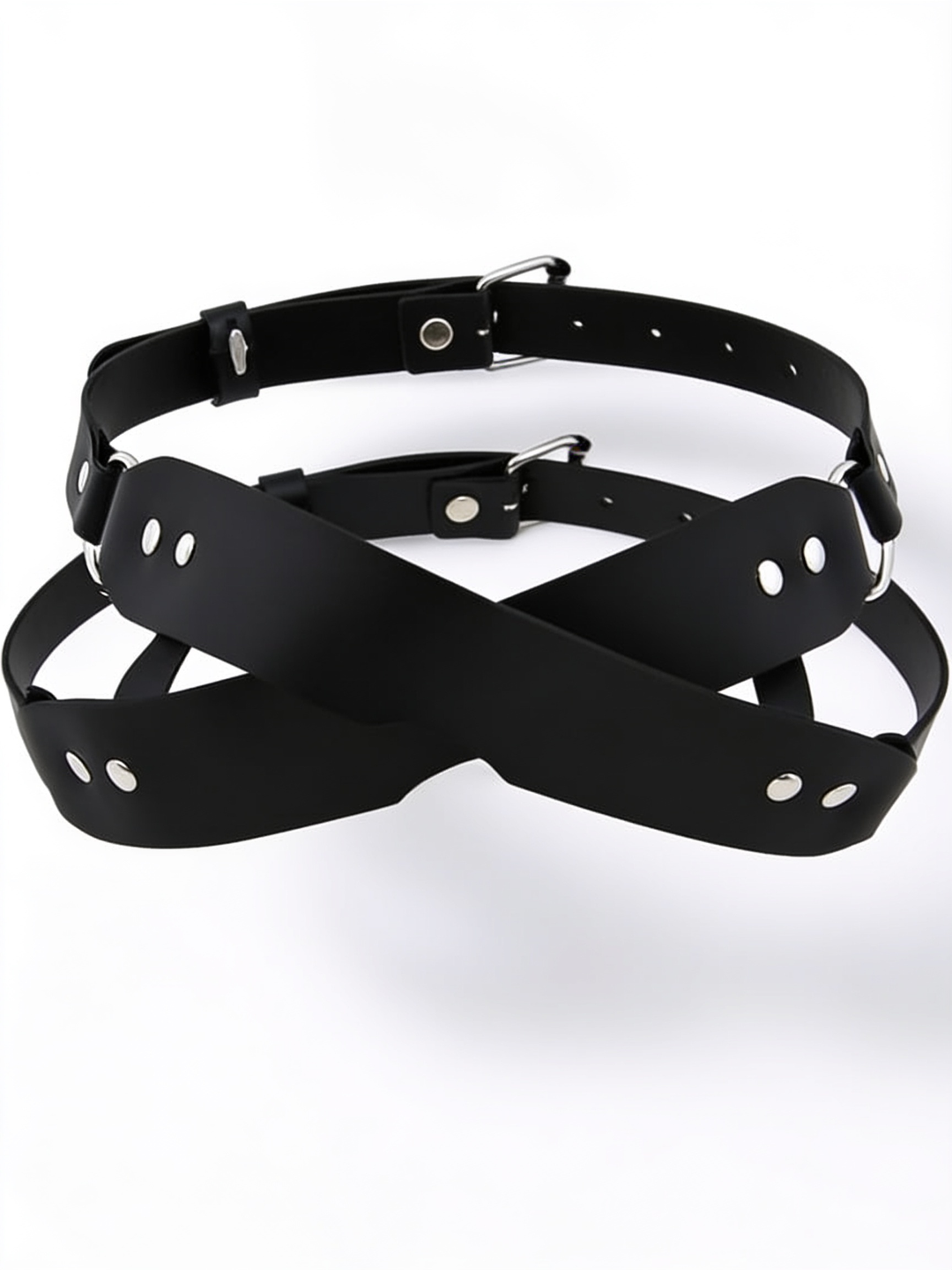 Zwart masker met gekruiste banden, zilverkleurige nietjes, ringen en verstelbare gespen op een witte achtergrond 1