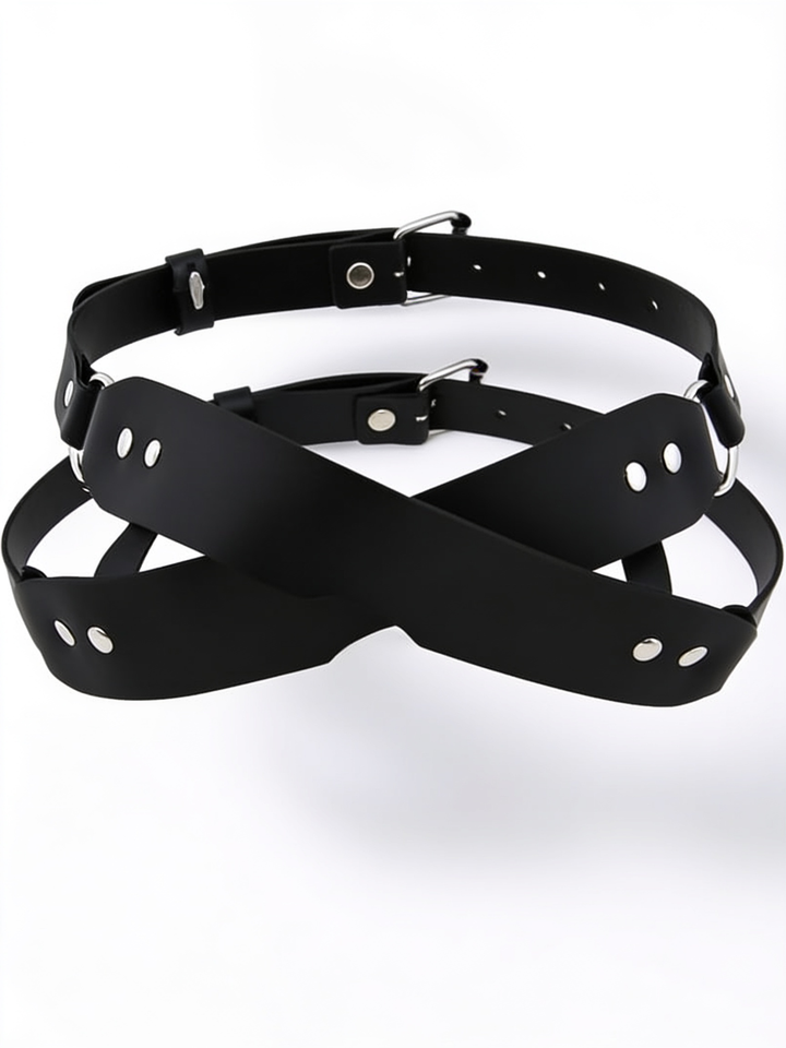 Zwart masker met gekruiste banden, zilverkleurige nietjes, ringen en verstelbare gespen op een witte achtergrond 1