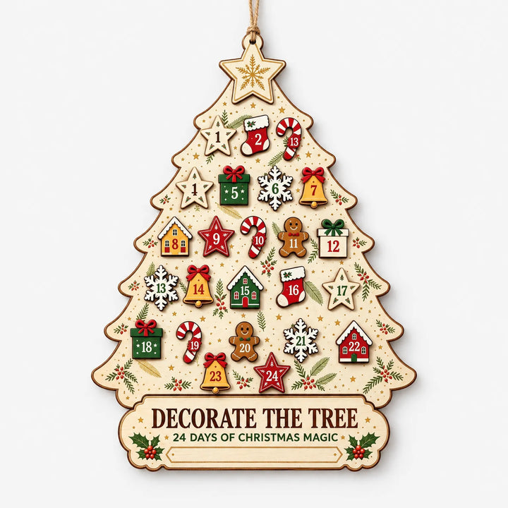 Voorkant van de houten kerstboomkalender op een witte achtergrond, met een ster bovenaan en 24 gekleurde figuurtjes met cijfers. 2