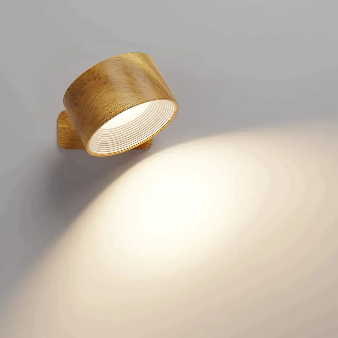 Wandlamp met houtlook-behuizing en wit geribbeld binnenkant, schuin naar beneden gericht met een brede lichtcirkel op de muur. 3