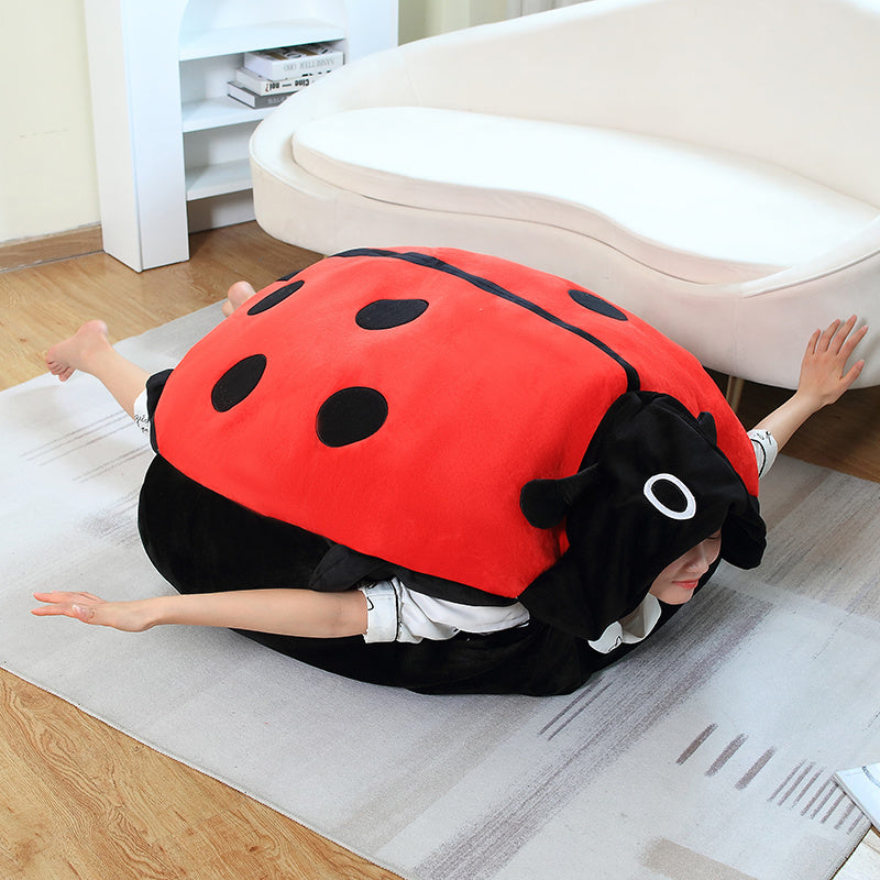 Tragbarer Marienkäfer-Riesenkuscheltier - LadyBug Hug