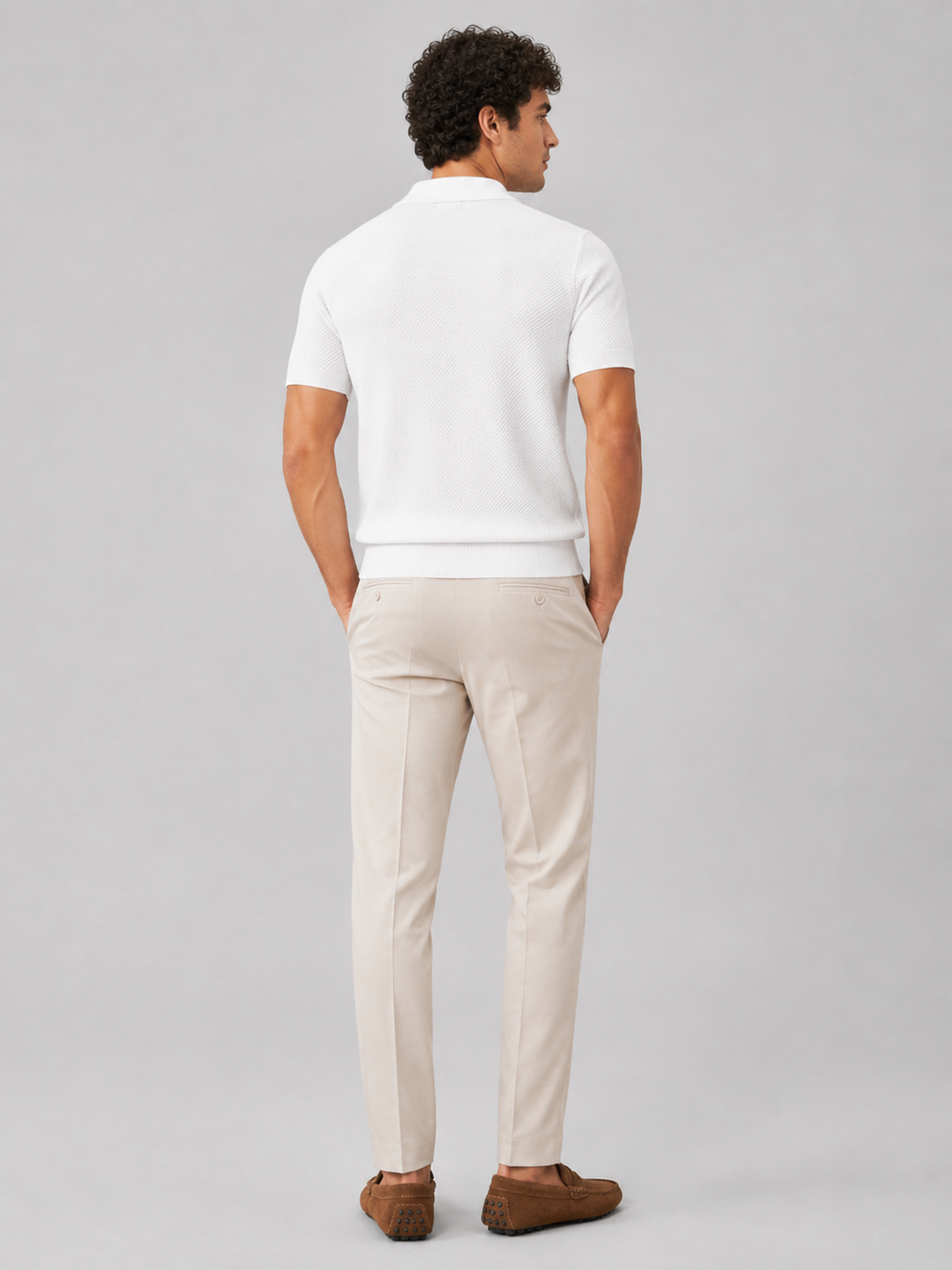 Achterkant van het witte poloshirt met beige pantalon en bruine mocassins 33