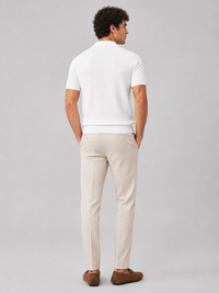Achterkant van het witte poloshirt met beige pantalon en bruine mocassins 33