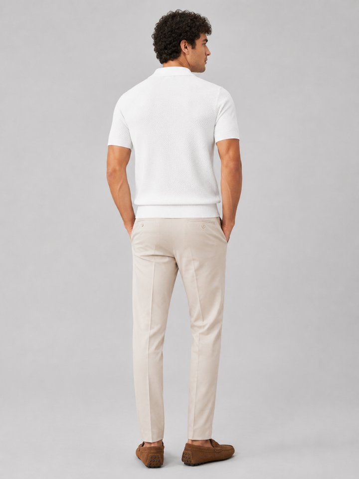 Achterkant van het witte poloshirt met beige pantalon en bruine mocassins 33