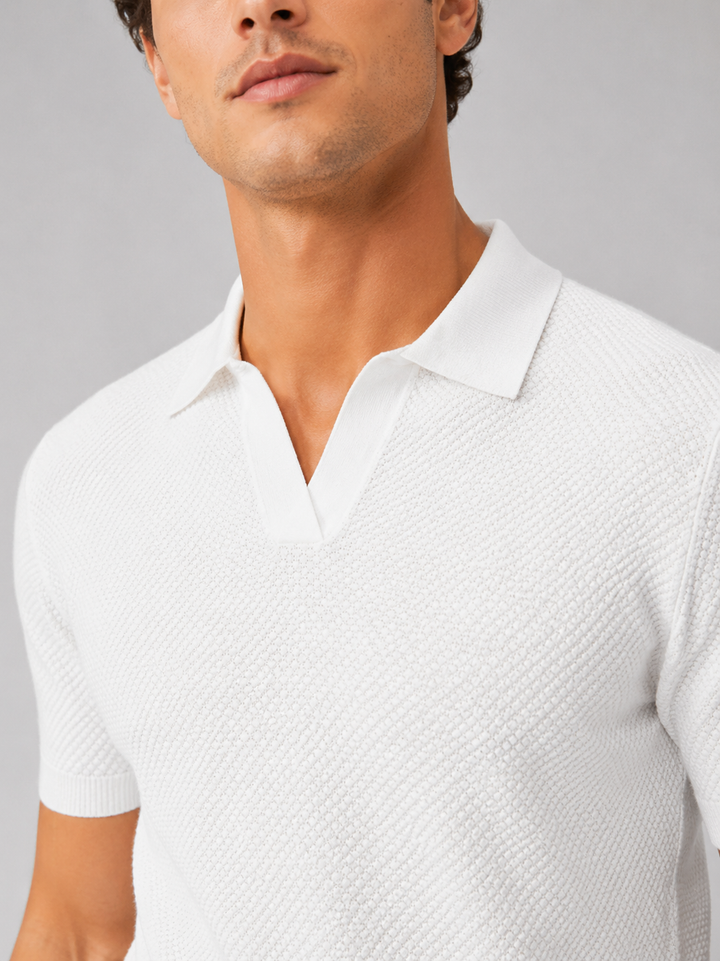 Close-up van de witte gebreide structuur en open V-kraag van het poloshirt 31