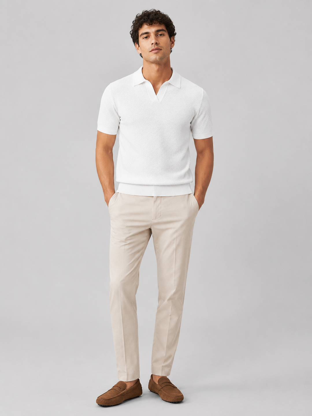 Volledig lichaam, wit poloshirt met beige pantalon en bruine suède mocassins, vooraanzicht 32