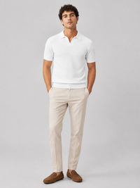 Volledig lichaam, wit poloshirt met beige pantalon en bruine suède mocassins, vooraanzicht 32