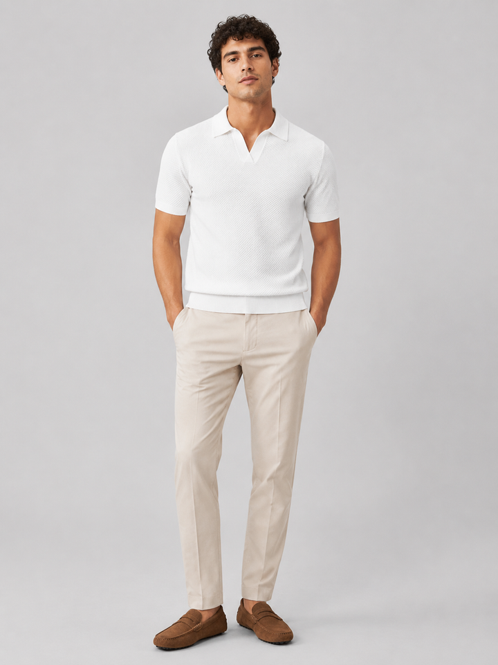 Volledig lichaam, wit poloshirt met beige pantalon en bruine suède mocassins, vooraanzicht 32