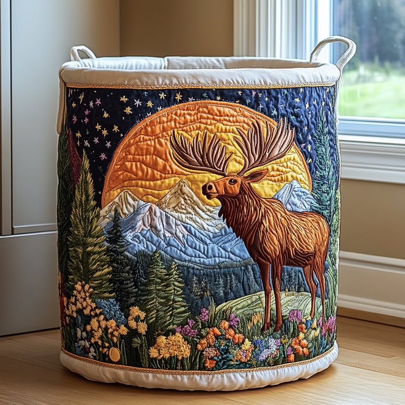 Gewatteerde mand met een eland voor een grote oranje maan, bergen, sterrenhemel en bloemen, met crèmekleurige rand. 8