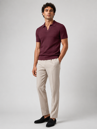 Volledig lichaam, bordeauxrood poloshirt met beige pantalon en zwarte suède loafers, vooraanzicht 23