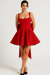 Model draagt de jurk in rood met zwarte pumps, de strik hangt lang naar beneden 7
