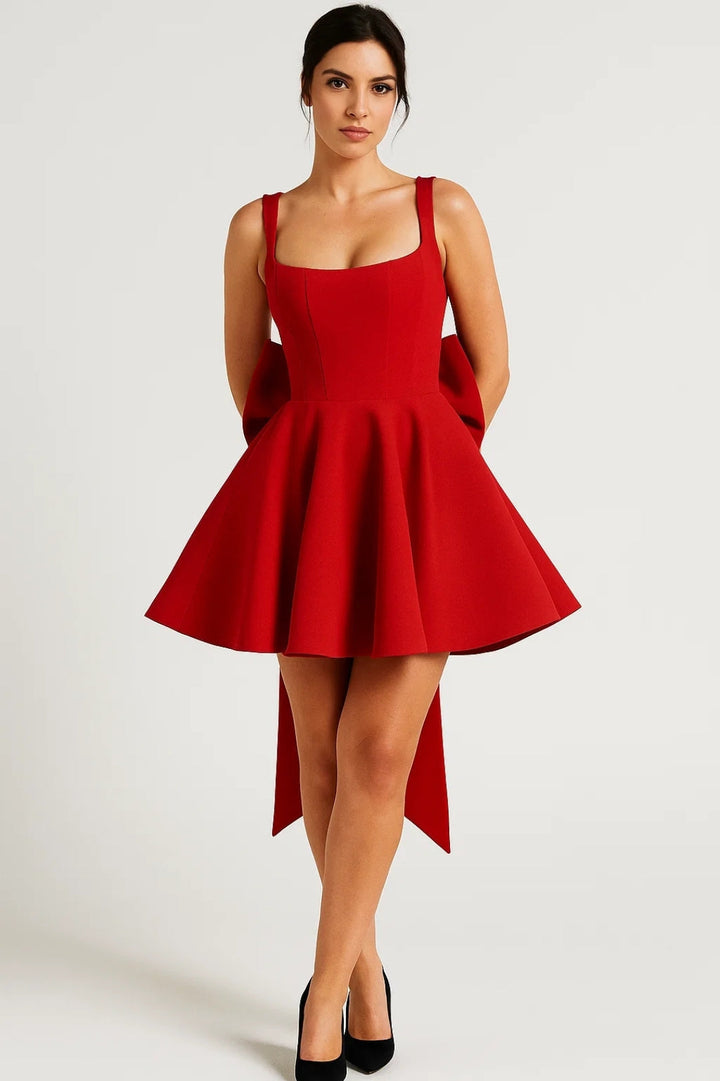 Model draagt de jurk in rood met zwarte pumps, de strik hangt lang naar beneden 7