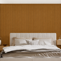 Hoofdeinde van een bed met gestreept beddengoed tegen een wand met houtkleurige latten 6