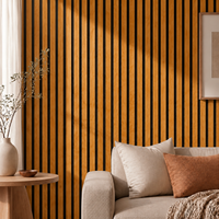 Close-up van houtkleurige latwand naast een bank met kussens, vaas met takken en bijzettafel 5