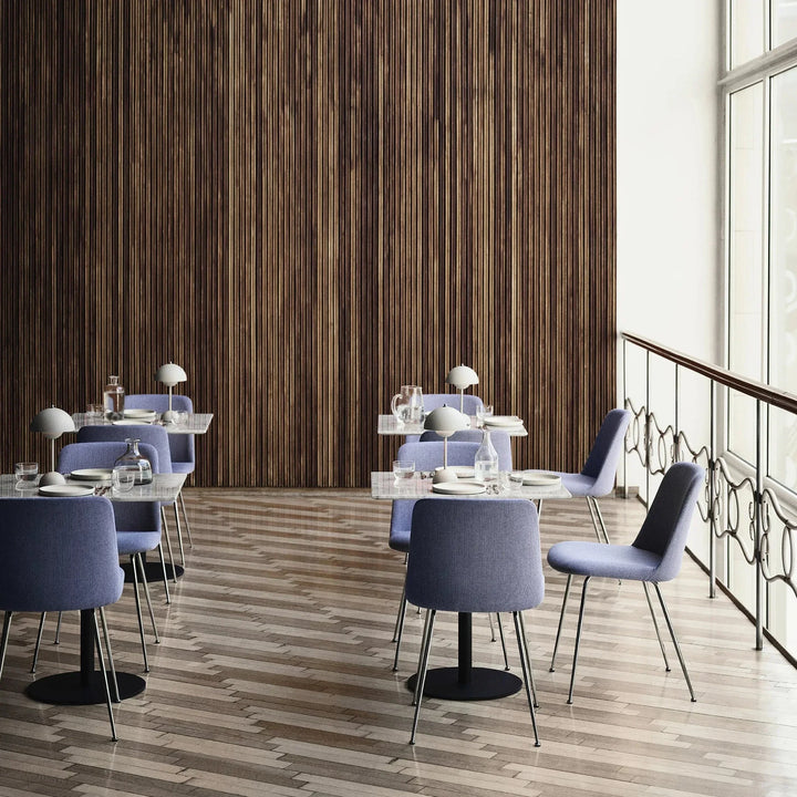 Meerdere lichte lampen op gedekte marmeren tafels met blauwe stoelen in een ruim restaurant 36