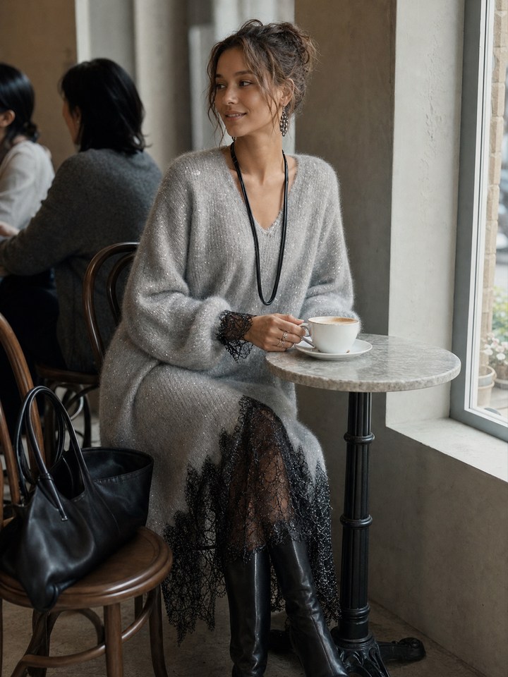 Model in grijze gebreide jurk zit in een café aan een marmeren tafeltje met koffie 4